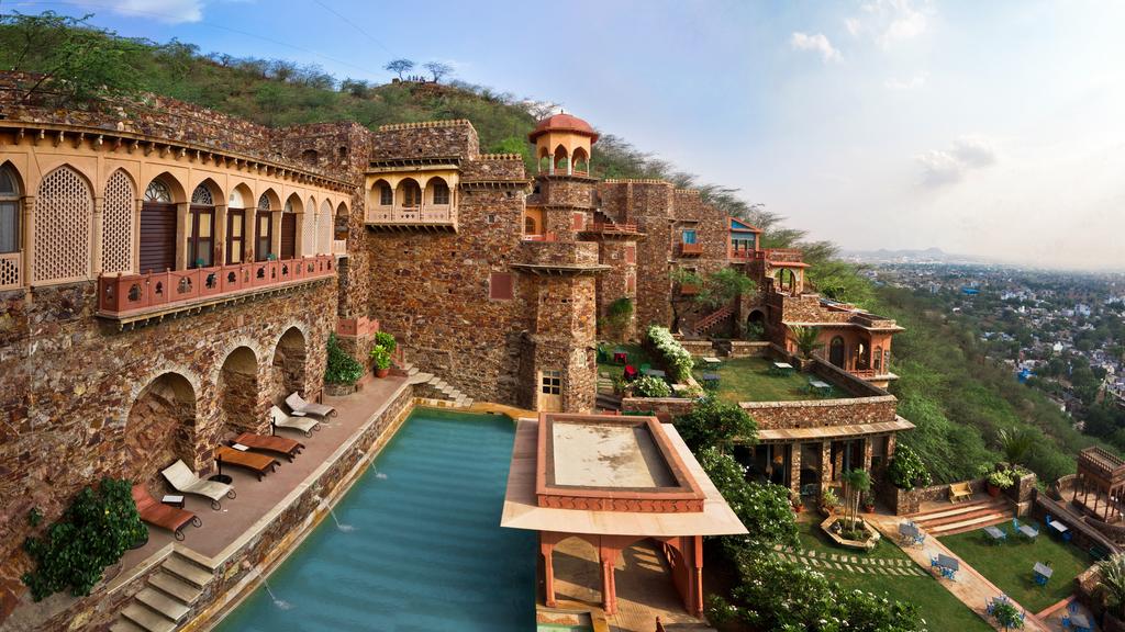 A Complete Travel Guide to Neemrana Fort Palace
